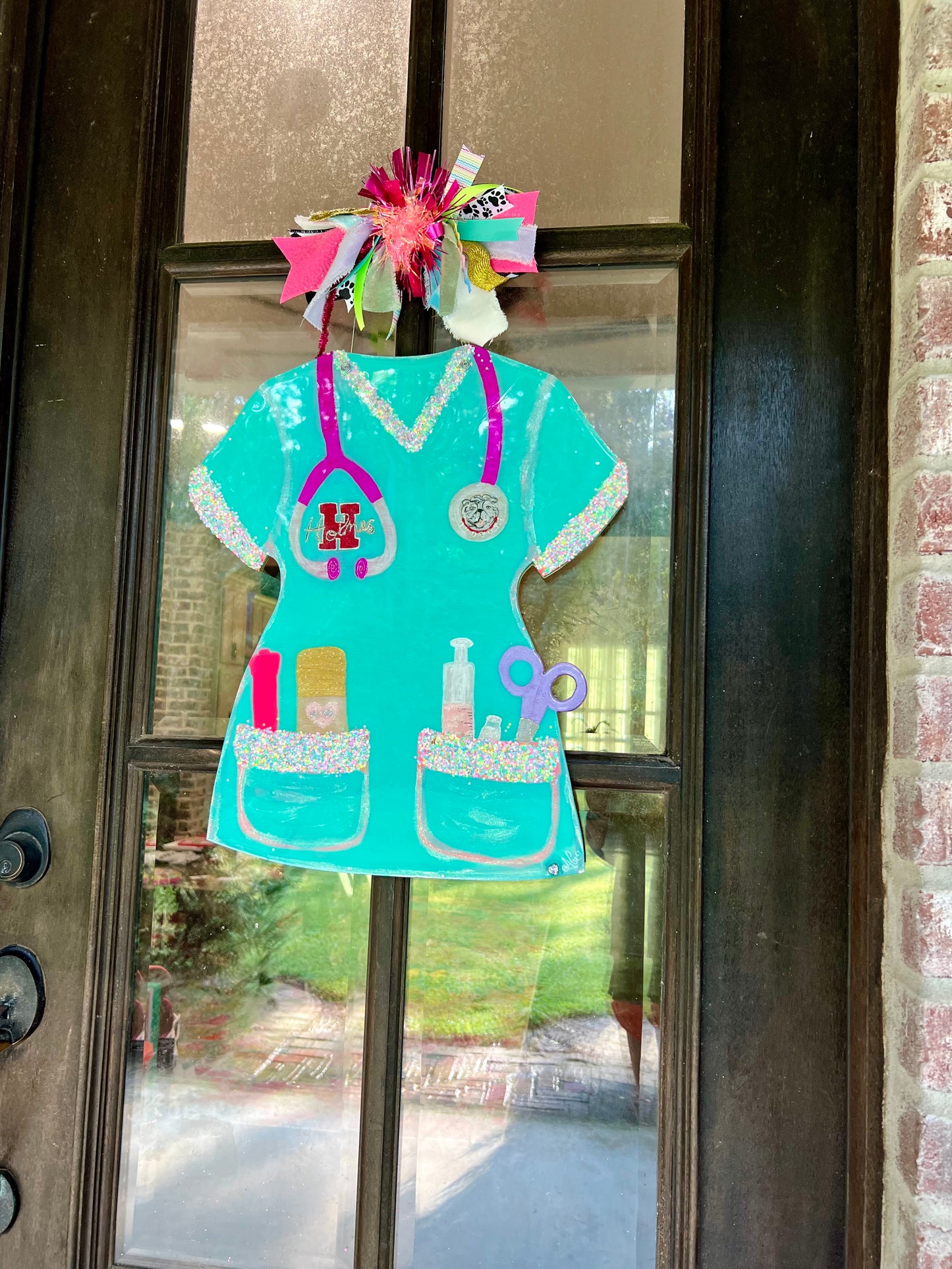 Scrub top door hanger